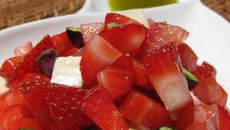 Tartare de fraises, tomates et mozzarella à l'huile de pistache