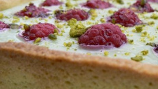 Tarte à la ganache pistache et aux framboises