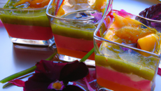 Verrines tricolores, gelée d'hibiscus, kaki et mousse de kiwi