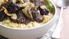 Tajine de joue de bœuf aux pruneaux et amandes