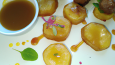 Boudin sur canapé de pommes caramélisée accompagné de julienne de pommes de terre