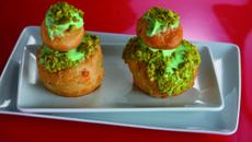 Religieuses à la pistache et aux framboises