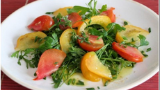 Salade de tomates au herbes et au gingembre