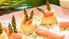 Flans d'asperges, fagots de saumon fumé sauce mousseline