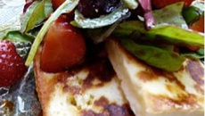 Salade de fraises et d'halloumi