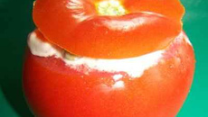 Tomates farcies à la macédoine de légumes