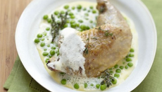 Cuisse de pintade et petits pois au jus de thym mousseux