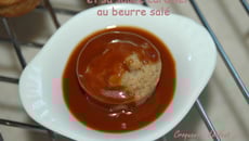 Financier pomme-noisette et sa sauce caramel au beurre salé