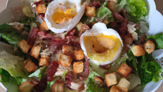 Salade frisée au fromage, croutons, pancetta et œufs pochés