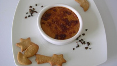 Crème brûlée à la chicorée caramélisée à la cassonade et spéculoos à l'orange confite.