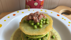 Blinis de lentilles vertes du Puy aux écrevisses, velouté de petits pois