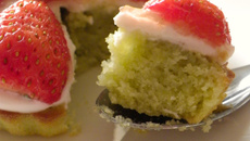 Tartelettes financières au thé matcha et fraises sur crémeux de fromage blanc