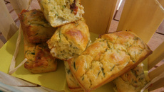 Mini-cake courgettes, fromage de chèvre, tomates confites et féta