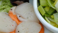 Salade de ris de veau panés aux amandes, Saint-Jacques vinaigrette au Calvados