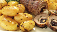 Poitrine d'agneau roulée et farcie aux pruneaux