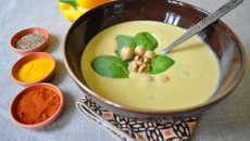 Velouté aux poivrons jaunes, cumin et pois chiches