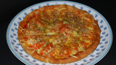 Tarte fine à la tomates-mozza, sur lit de moutarde à l'ancienne