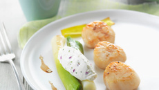 Saint-Jacques caramélisées, poireaux vinaigrette et tartare oignon rouge & coriandre