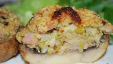 Champignons farçis aux courgettes, jambon et fromage de chèvre