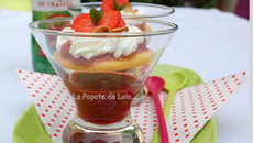 Tartelette rhubarbe suspendue sur soupe de fraises Andros