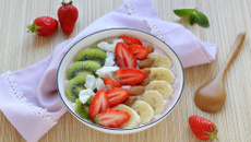 Smoothie bowl aux fraises du Périgord IGP, bananes et Kiwi de l’Adour IGP
