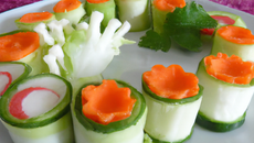 Rouleau concombre, carotte et surimi