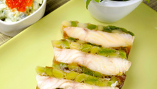 Terrine de filet de cabillaud sauvage d'Alaska pressé à la citronnelle, mesclun aux œufs de saumon sauvage