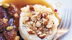 Pavé d'autruche, jus à la cardamome et purée de salsifis aux noisettes