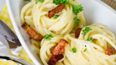 Spaghettis aux lardons, herbes et parmesan