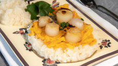 Coquille saint jacques à la bretonne sur son lit de riz pilaf