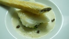 Dos de cabillaud, écrasé de brocoli, jus au wasabi et feuilleté aux cèpes