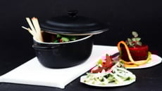 Mijotée de dinde au cacao épicé et à la clémentine  Salade de poire de terre -  betterave confite