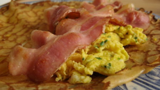 Crêpes aux œufs brouillés et aux lards fumés