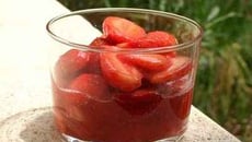 Verrine de fraises et framboises au jus de fraises et feuilles de menthe