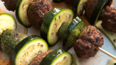 Brochettes de boulettes de bœuf et courgette