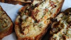 Crostinis au philadelphia fines herbes et tomates séchées