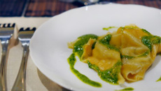 Raviole de chèvre au citron confit, pesto