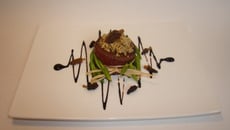 Médaillon de rumsteack Angus aux asperges sauvages et morilles, crumble de céréales, caramel de vinaigre balsamique