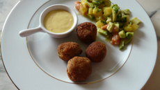 Boulettes de crevettes et salade crue