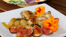 Cailles rôties aux figues et aux raisins muscats