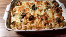 Gratin de saumon aux brocolis sauce fromagère aux fines herbes