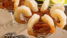 Crevettes sauce piquante joliment présentées