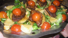 Foie gras frais sur fond d'artichaut