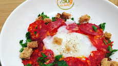 Piperade, œuf parfait et chorizo basque