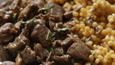 Sauté de bœuf aux cèpes séchés et vin blanc