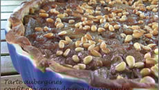Tarte aubergines confit d'oignons à la coriandre et pignons grillés