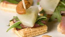 Gaufrettes aux poires tièdes et magret fumé