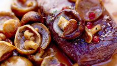 Pavé de cerf, sauce Grand Veneur et poêlée de champignons à la landaise