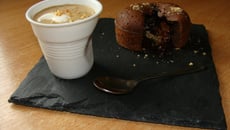 Coulant chocolat au cœur praliné, et sa crème anglaise façon cappuccino