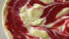 Tarte crème de fraise et amande marbrée